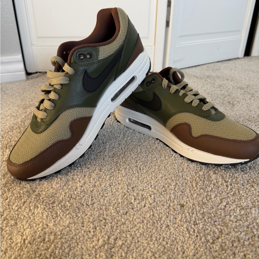 Nike Air Max Men's Sneakers - Picture 2 of 4